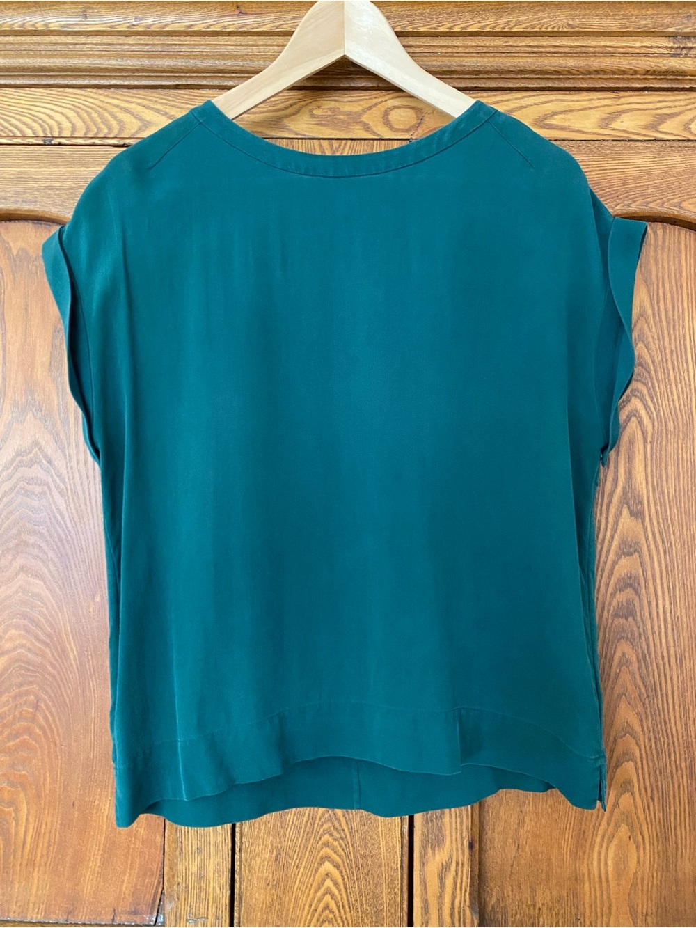 Theory green silk boxy top shirt M short sleeves zipper back wide neck